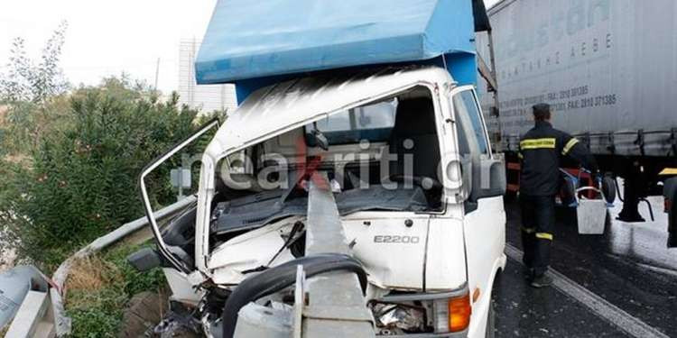 Εικόνες-σοκ από τροχαίο στην Κρήτη – Οι μπάρες διαπέρασαν φορτηγάκι